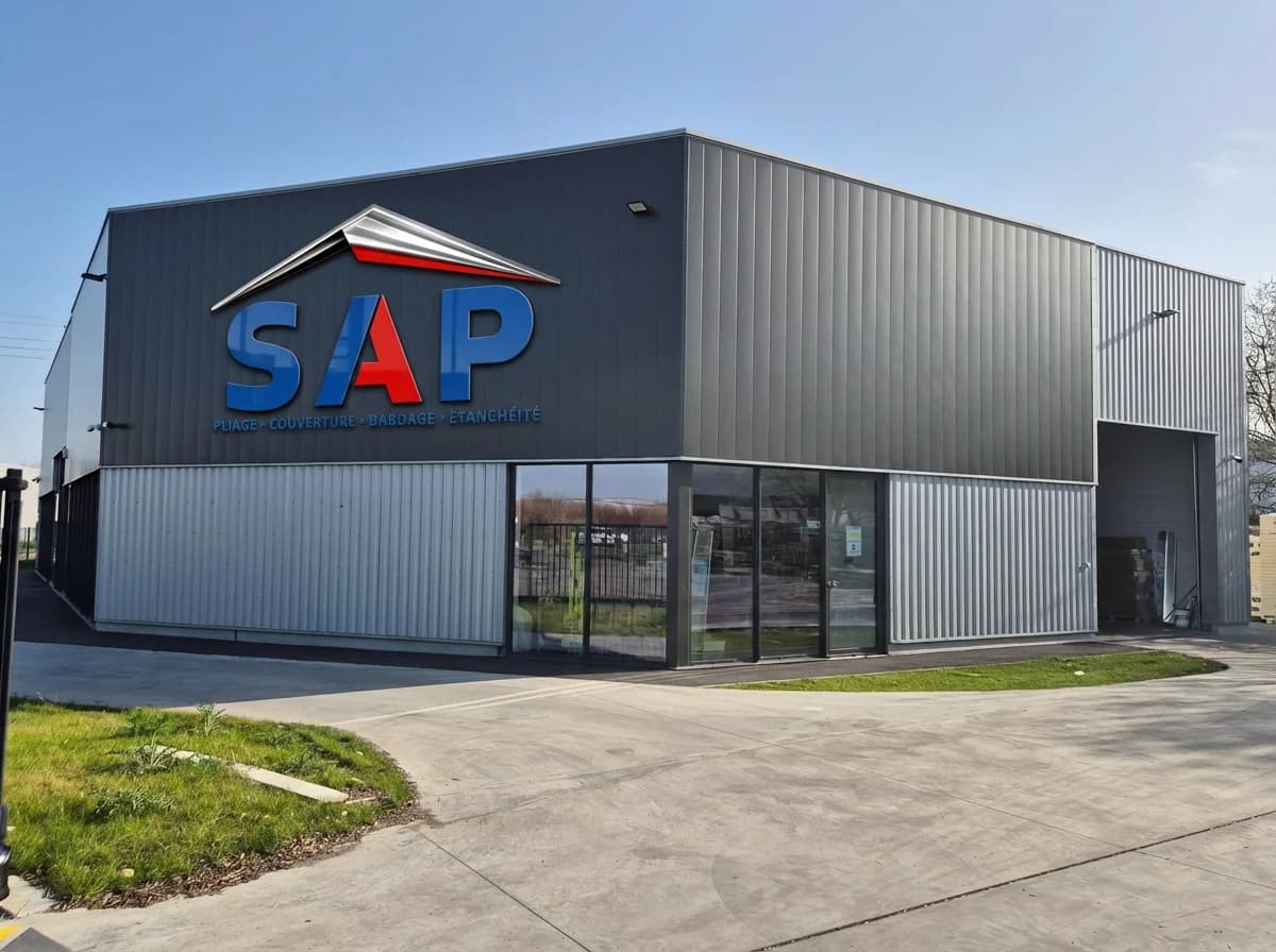 Identité SAP sur la façade d’un bâtiment industriel